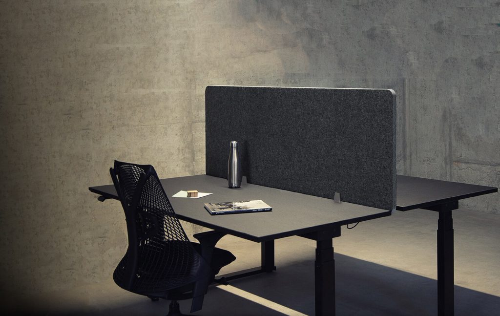 PETACOUSTICDESKPARTITIONINLONDONOFFICECHARCOALLARGER 1